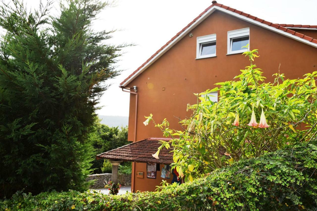 O Mencer Do Camino Apartment Cee Exterior photo